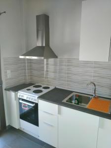 Una cocina o kitchenette en Gianni's Apartment By The Sea
