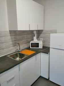 Una cocina o kitchenette en Gianni's Apartment By The Sea