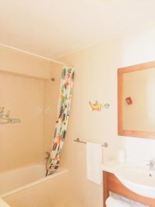 a bathroom with a tub and a sink and a shower at Quinta do Marinheiro - Meco in Aldeia do Meco