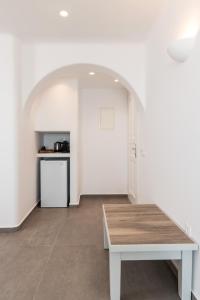 ミコノス・シティにあるMagic View Suites Mykonosのテーブルとキッチン付きの空き部屋