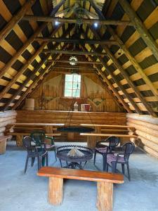 a room with a table and chairs in a cabin at Agroturystyka u Czepiela in Ochotnica Górna
