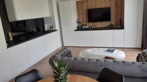 een woonkamer met een bank en een tafel bij Daniel’s Apartament in Mielno