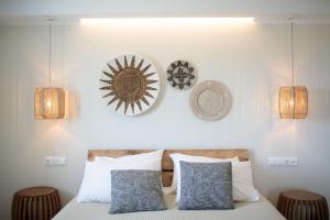 A bed or beds in a room at Phoenicia Naxos