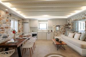 A kitchen or kitchenette at Phoenicia Naxos