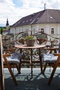a table and chairs with a potted plant on a balcony at Meissen Apartments - moderne Ferienwohnungen in Meißen am Lutherplatz in Meißen