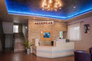 a reception area of a hospital with a blue ceiling at Zajazd Blue in Stare Miasto
