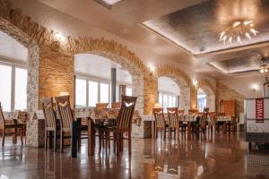 a dining room with a table and chairs at Zajazd Blue in Stare Miasto