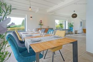uma sala de jantar com mesa e cadeiras em B&B Maison Ruthier em Waimes