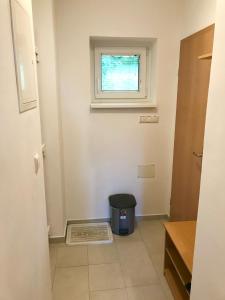 uma pequena casa de banho com uma janela e um caixote do lixo em Apartment Gaber 82 em Zreče