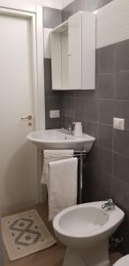 uma casa de banho com um lavatório branco e um WC. em Appartamenti a Gallipoli em Gallipoli