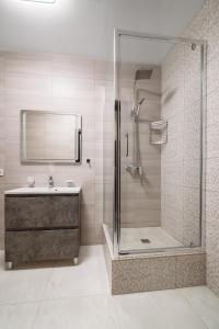 een badkamer met een douche en een wastafel bij МОРЕ 5 мин Французский бульвар спальных мест 6 in Odessa