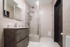 een badkamer met een wastafel en een douche bij МОРЕ 5 мин Французский бульвар спальных мест 6 in Odessa