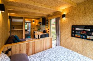 um quarto com uma cama e vista para uma cozinha em Welcome to Gerês-Green view em Vieira do Minho