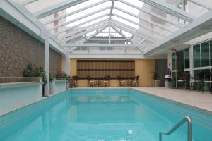 una piscina con techo y una piscina en Varadero Palace Hotel II, en Florianópolis