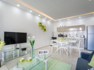 ein weißes Wohnzimmer mit einem Esszimmer und einer Küche in der Unterkunft Full Option 7 people in Jerusalem