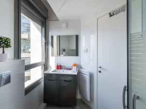 ein Bad mit einem Waschbecken und einem Fenster in der Unterkunft Full Option 7 people in Jerusalem