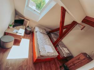 Una cama o camas en una habitación de Ubytování u Kapličky