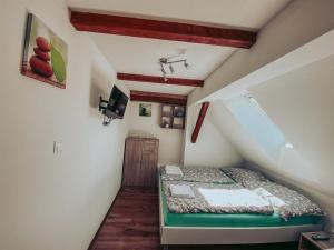Una cama o camas en una habitación de Ubytování u Kapličky
