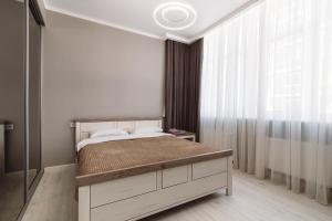 een slaapkamer met een bed en een groot raam bij МОРЕ 5 мин Французский бульвар спальных мест 6 in Odessa
