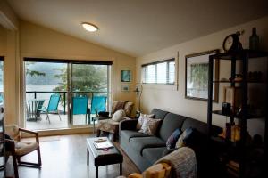 uma sala de estar com um sofá e uma mesa em Fish Tales Cottage em Port Renfrew
