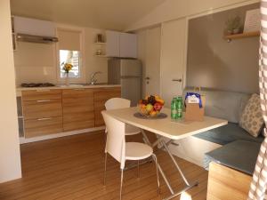Kuchyň nebo kuchyňský kout v ubytování Blue Wave Mobile Home + 37 fotografií
