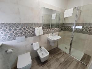 A bathroom at B&B IONIO