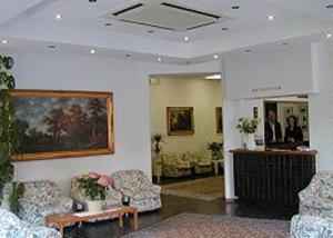 una hall con divani e sedie in un edificio di Hotel Sole & Esperia a Chianciano Terme