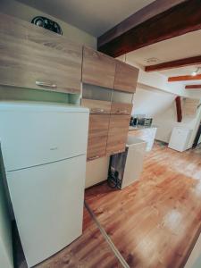 Una cocina o cocineta en Ubytování u Kapličky