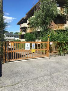 Appartamento per brevi periodi "Teodolinda" في بيرغامو: بوابة خشبية مع وجود لافتة أمام المبنى
