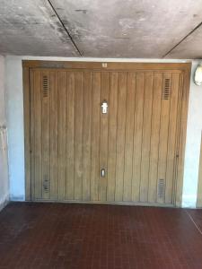 um par de portas de madeira num quarto em Appartamento per brevi periodi "Teodolinda" em Bérgamo