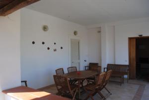 a dining room with a wooden table and chairs at Summer Beach Rooms in Fontane Bianche