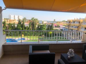 En balkon eller terrasse på Apartment Puerto ALCUDIA + 1 billede