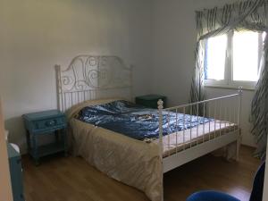 1 dormitorio con cama y ventana en HERDADE PALMA t2 en Moita