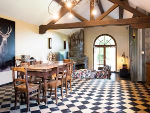 uma sala de jantar com mesa e cadeiras em Charming, cosy renovated farm in Les Houches em Verviers