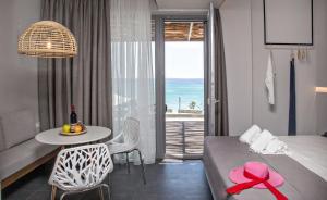 Postel nebo postele na pokoji v ubytování Seaside Tinos