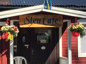 a sign over the door of a star café at Stuga vid Hedenäsets stencafé in Hedenäset