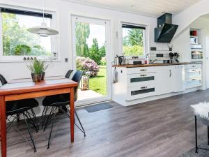 Dapur atau dapur kecil di 4 person holiday home in Hovborg