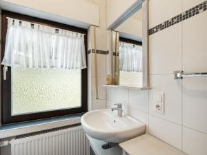 un bagno con lavandino e finestra di Feusdorf Forest Bungalow a Feusdorf Altre 33 foto