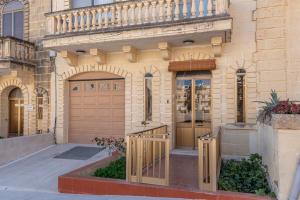 Casa con 2 puertas de garaje y balcón en Cloud 9 Residence en Għajnsielem