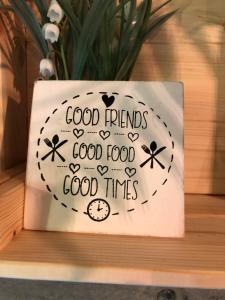 a sign that reads good friends good food times at Vakantiehuis Elisa in Alken