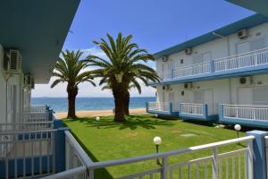 desde el balcón de un hotel con vistas a la playa en Olympion Beach Hotel, en Gerakini