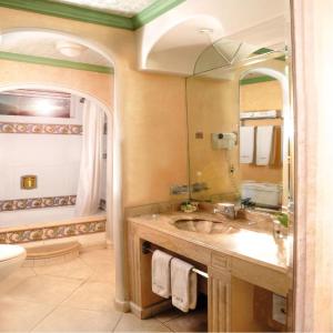 y baño con lavabo, aseo y espejo. en Hotel Park Villa, en Ciudad de México