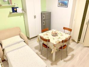 a small dining room with a table and chairs at Vacanze a Gaeta in Gaeta