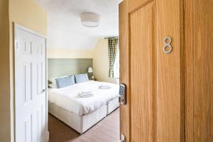 A bed or beds in a room at Fountains Guest House - Harrogate Stays 