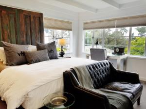 A bed or beds in a room at The Vagabond's House Boutique Inn & Spa Studio