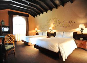 a hotel room with two beds and a window at Hotel Park Villa in Mexico City