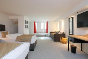 um quarto de hotel com duas camas e uma secretária em 5 Personen Altbau nahe Kurfürstendamm - Shakespeare em Berlim