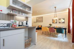 a kitchen and dining room with a table and chairs at 5 Personen Altbau nahe Kurfürstendamm - Shakespeare in Berlin