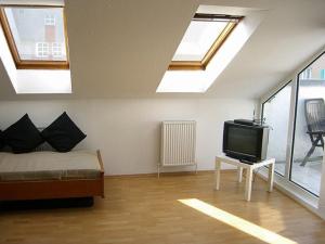 a room with a bed and a tv on a table at M M Central Apartments Gruppen, Handwerker und Monteure Budget in Berlin