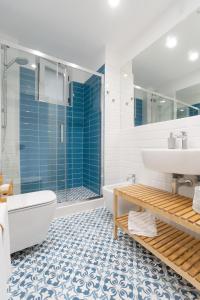 une salle de bain avec une baignoire, un lavabo et des toilettes dans l'établissement Estate4home - Niko's apt, à Positano